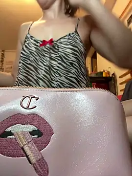 Snapshot of DahliaVonLure chatting on June 10, 2026, 12:22 am DahliaVonLure online show from June 10, 2026, 12:22 am