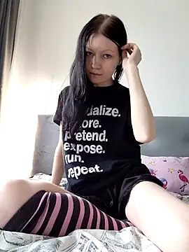 Snapshot of DragonFoxie chatting on October 19, 2025, 11:00 am DragonFoxie online show from October 19, 2025, 11:00 am