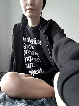 Snapshot of DragonFoxie chatting on November 10, 2025, 10:25 am DragonFoxie online show from November 10, 2025, 10:25 am