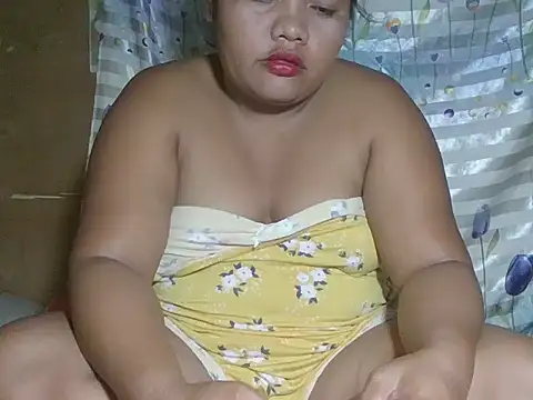 Snapshot of hot_mom13 chatting on October 24, 2025, 7:05 am hot mom13 online show from October 24, 2025, 7:05 am