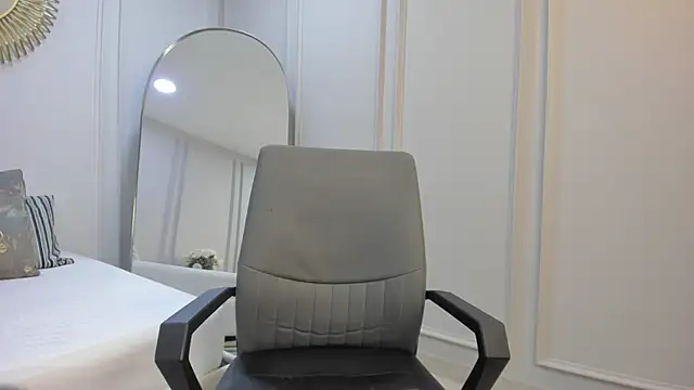 CharlotteBrownn  online show from October 7, 2025, 1:25 am