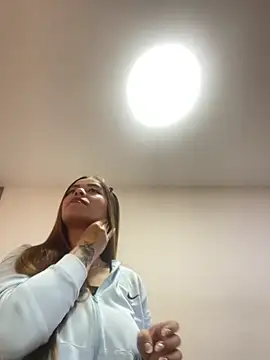 CharlotteBrownn  online show from March 4, 2026, 9:32 pm