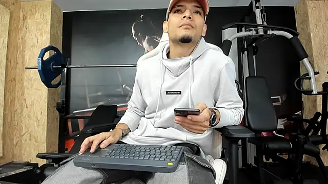AlessandroKiing online show from June 15, 2026, 10:34 pm