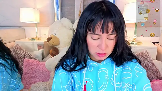 Snapshot of MeganAdamms chatting on October 3, 2025, 12:35 pm MeganAdamms online show from October 3, 2025, 12:35 pm