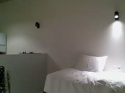 ALICAINWONDERLAND online show from October 9, 2025, 3:43 pm