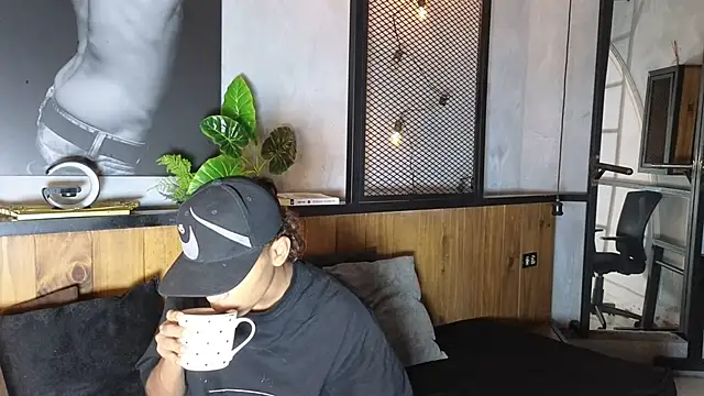 AlanCutee online show from April 16, 2026, 12:39 pm