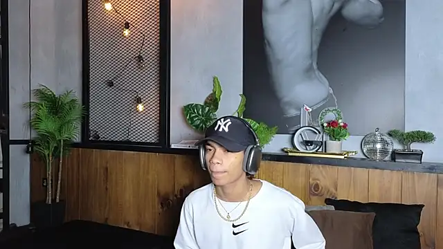 AlanCutee online show from May 13, 2026, 1:30 pm