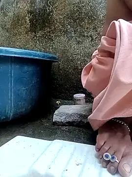 Snapshot of Juhi_chawla chatting on November 5, 2025, 6:35 am Juhi chawla online show from November 5, 2025, 6:35 am