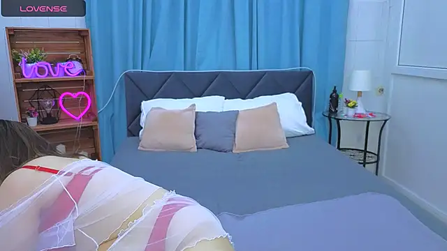 Laura Ellinss online show from October 7, 2025, 7:05 am