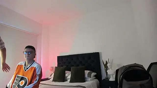 NoahLux online show from September 30, 2025, 7:19 pm