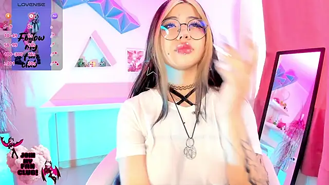 Snapshot of pinkk_deemon chatting on October 27, 2025, 2:32 pm pinkk deemon online show from October 27, 2025, 2:32 pm