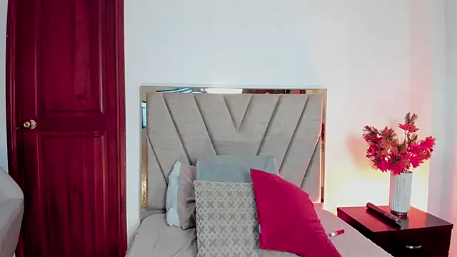 SerenaAveline online show from October 12, 2025, 4:50 pm