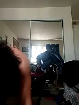 Snapshot of SimoneSays chatting on April 15, 2026, 7:43 pm SimoneSays online show from April 15, 2026, 7:43 pm