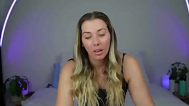 louiseberkeley online show from October 4, 2025, 4:21 am