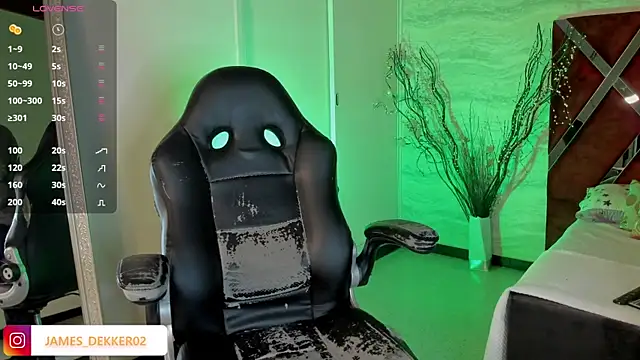 JamesDeker online show from October 6, 2025, 8:06 pm