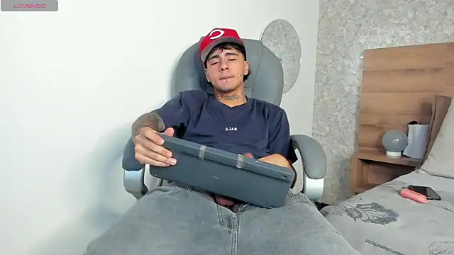 JamesDeker online show from October 8, 2025, 8:39 pm