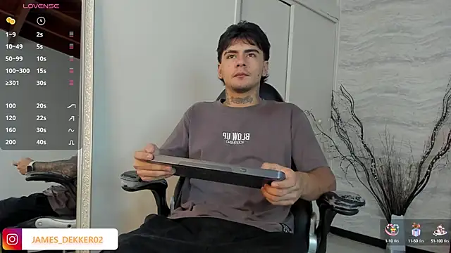 JamesDeker online show from October 15, 2025, 8:09 pm