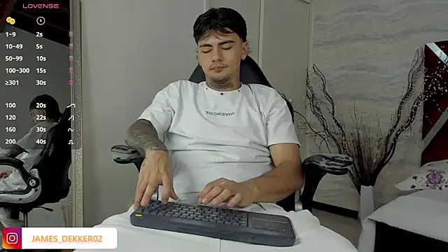 JamesDeker online show from October 20, 2025, 8:09 pm