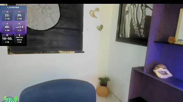 Roxannelorence  online show from November 12, 2025, 3:23 pm