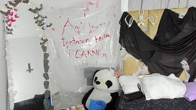 Snapshot of JulianaCarter chatting on October 22, 2025, 7:35 pm JulianaCarter online show from October 22, 2025, 7:35 pm