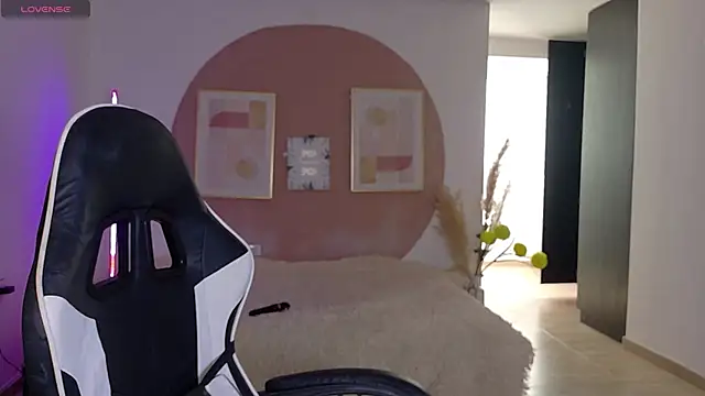 Eliih 01 online show from May 19, 2026, 3:29 pm