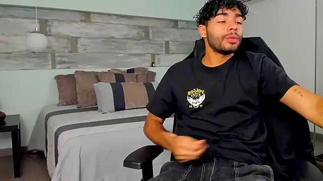 RaphaelDufort online show from December 16, 2025, 5:51 pm