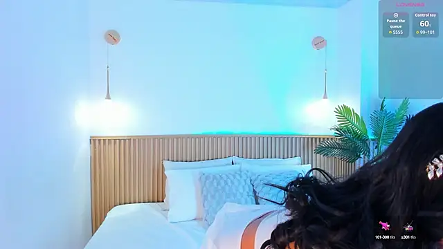 sofia  blaze online show from October 6, 2025, 11:46 pm