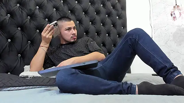 Snapshot of AndresSterling_ chatting on September 22, 2025, 11:18 pm AndresSterling online show from September 22, 2025, 11:18 pm