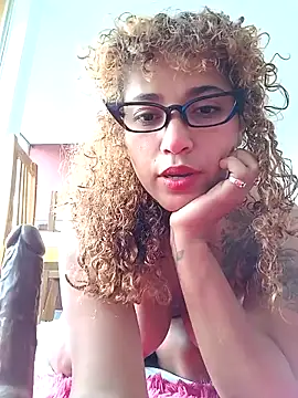 Snapshot of Vikyvoyeur chatting on November 17, 2025, 7:52 pm Vikyvoyeur online show from November 17, 2025, 7:52 pm