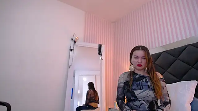 ViictoriaJones  online show from November 7, 2025, 1:00 pm