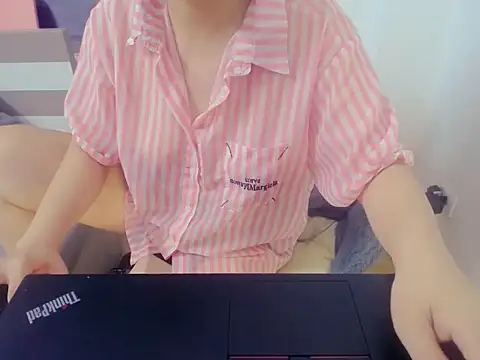 Snapshot of Lamoon_2k chatting on October 3, 2025, 1:30 pm Lamoon 2k online show from October 3, 2025, 1:30 pm