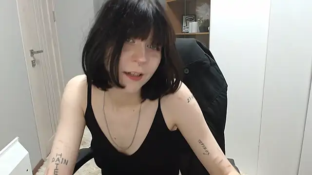 Snapshot of TinaQuiin chatting on October 10, 2025, 8:02 am TinaQuiin online show from October 10, 2025, 8:02 am