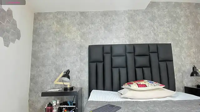 crystaldarliing online show from January 6, 2026, 12:14 am