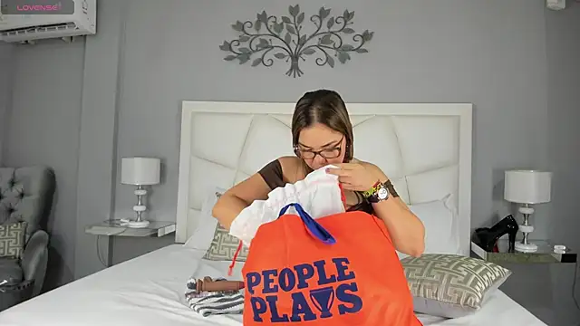 LinaLanm online show from October 26, 2025, 4:07 am