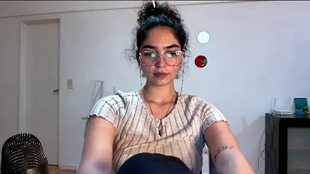 Snapshot of Ariagal chatting on October 9, 2025, 8:51 pm Ariagal online show from October 9, 2025, 8:51 pm