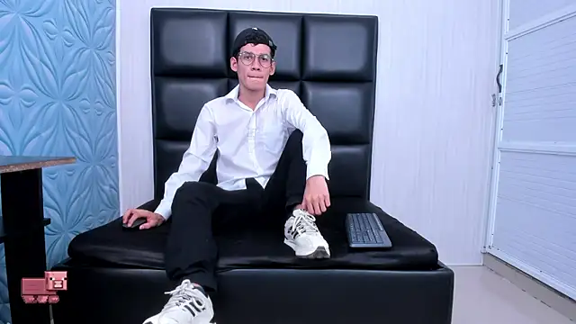 Snapshot of LittleMax23 chatting on September 23, 2025, 12:52 pm LittleMax23 online show from September 23, 2025, 12:52 pm