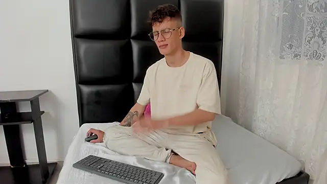 Snapshot of LittleMax23 chatting on October 18, 2025, 1:12 pm LittleMax23 online show from October 18, 2025, 1:12 pm