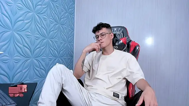 Snapshot of LittleMax23 chatting on October 19, 2025, 4:35 am LittleMax23 online show from October 19, 2025, 4:35 am