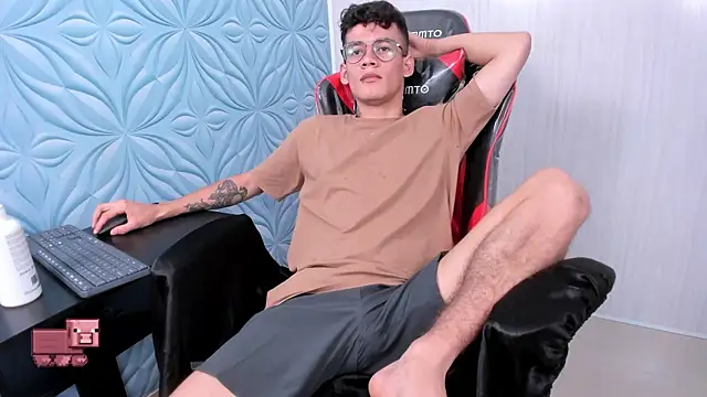 Snapshot of LittleMax23 chatting on October 22, 2025, 1:00 pm LittleMax23 online show from October 22, 2025, 1:00 pm