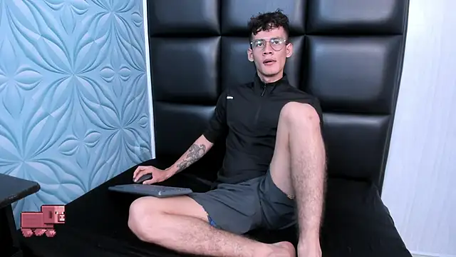 Snapshot of LittleMax23 chatting on October 24, 2025, 12:56 pm LittleMax23 online show from October 24, 2025, 12:56 pm