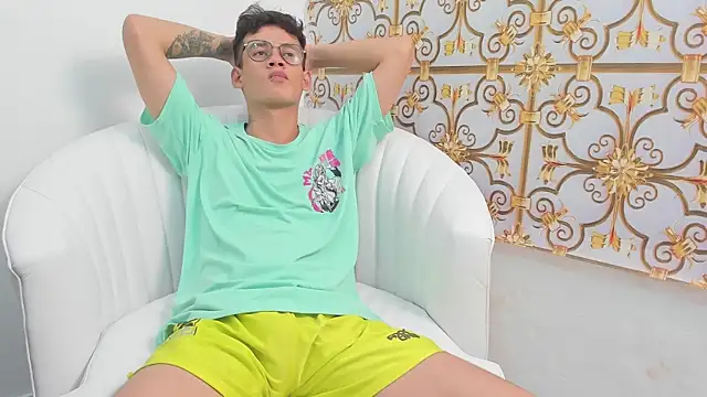 Snapshot of LittleMax23 chatting on October 25, 2025, 8:47 pm LittleMax23 online show from October 25, 2025, 8:47 pm