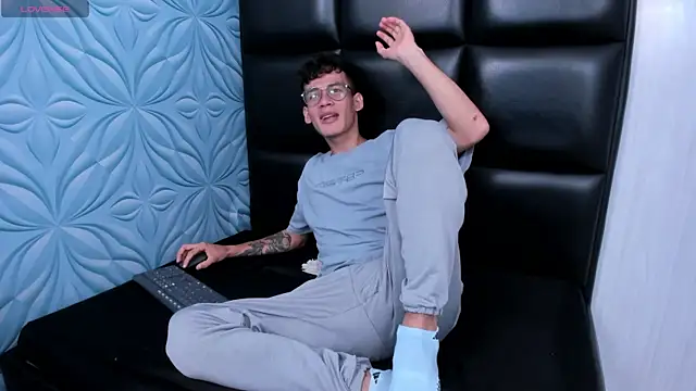 Snapshot of LittleMax23 chatting on October 30, 2025, 12:39 pm LittleMax23 online show from October 30, 2025, 12:39 pm