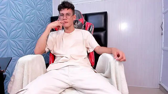 Snapshot of LittleMax23 chatting on November 1, 2025, 1:35 pm LittleMax23 online show from November 1, 2025, 1:35 pm