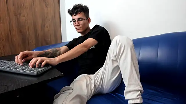 Snapshot of LittleMax23 chatting on November 4, 2025, 6:18 pm LittleMax23 online show from November 4, 2025, 6:18 pm