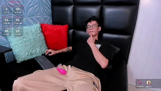 Snapshot of LittleMax23 chatting on November 8, 2025, 1:00 pm LittleMax23 online show from November 8, 2025, 1:00 pm