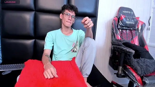 Snapshot of LittleMax23 chatting on November 9, 2025, 12:47 pm LittleMax23 online show from November 9, 2025, 12:47 pm