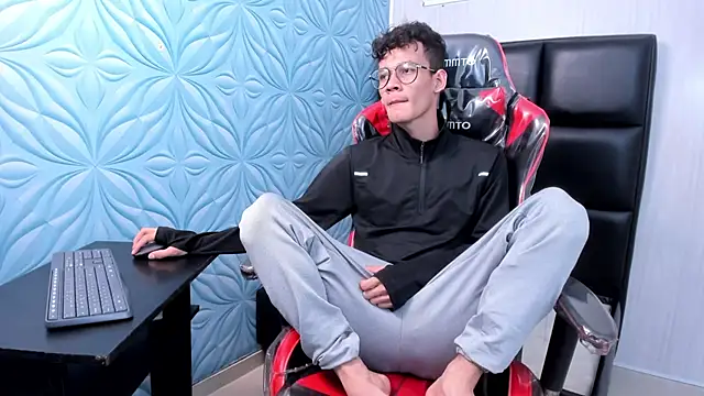 Snapshot of LittleMax23 chatting on November 11, 2025, 12:38 pm LittleMax23 online show from November 11, 2025, 12:38 pm