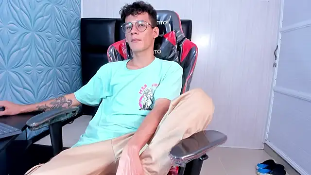 Snapshot of LittleMax23 chatting on November 12, 2025, 12:49 pm LittleMax23 online show from November 12, 2025, 12:49 pm