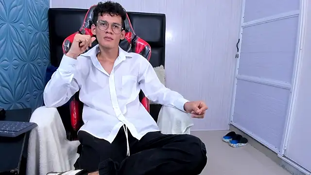 Snapshot of LittleMax23 chatting on November 13, 2025, 12:59 pm LittleMax23 online show from November 13, 2025, 12:59 pm