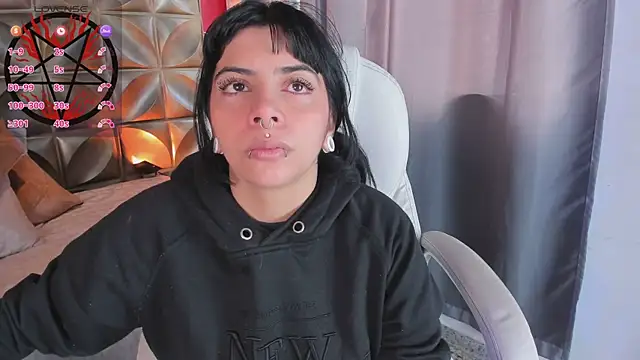 emily-santoss online show from October 6, 2025, 1:19 pm